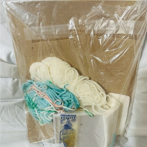 Vintage Mary Maxim needlepoint Kit #57111. New/Unused Condition. Rare. - Picture 2 of 2